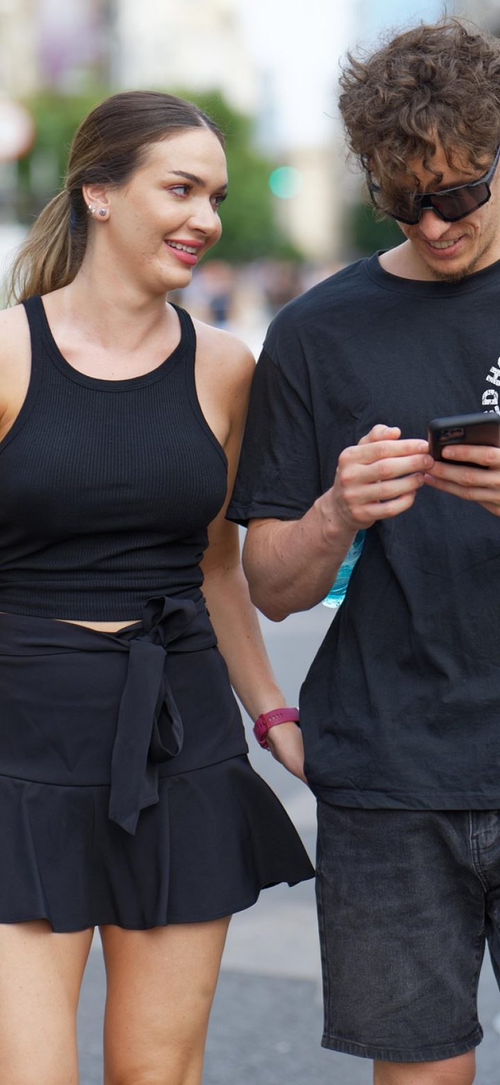 一起 App 首页界面截图：清晨窗边光线下的手机屏幕上排列着今日记录卡片和底部快速输入框，整体氛围安静清爽